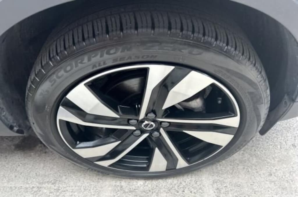 Used 2024 Volvo XC40 B5 Plus Dark SUV