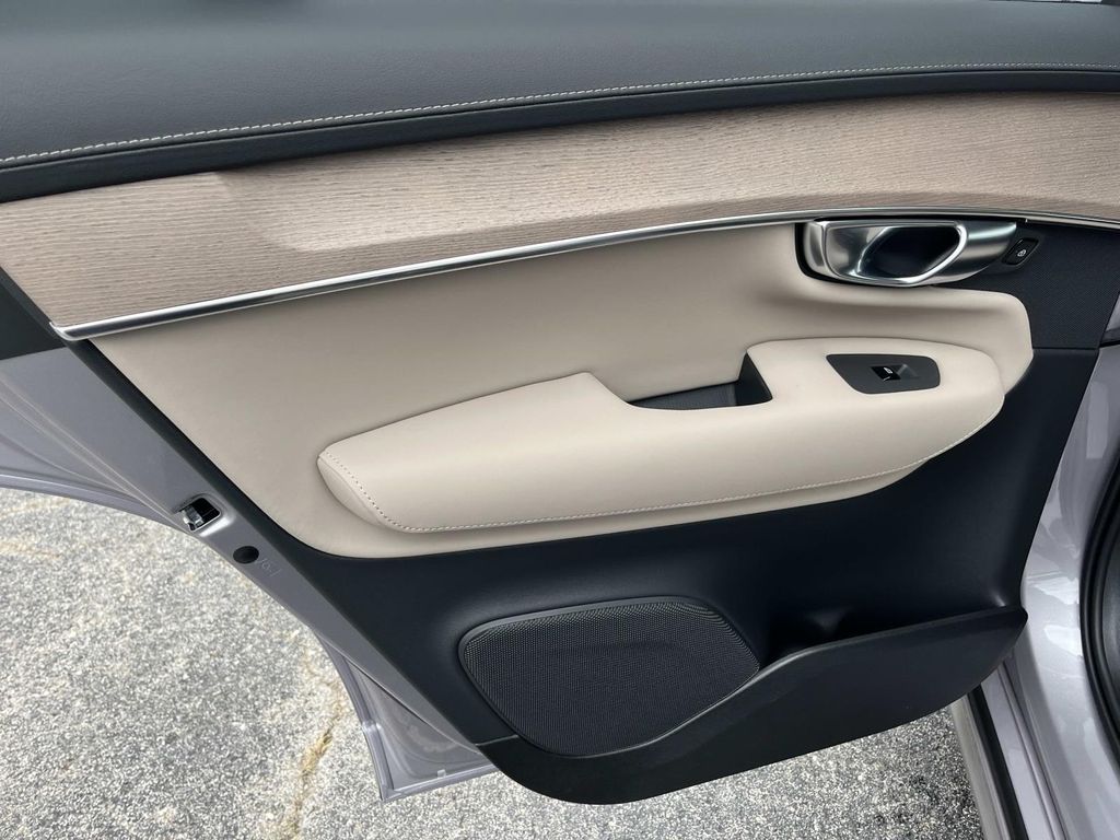 2026 Volvo XC90 Plus - Photo 18