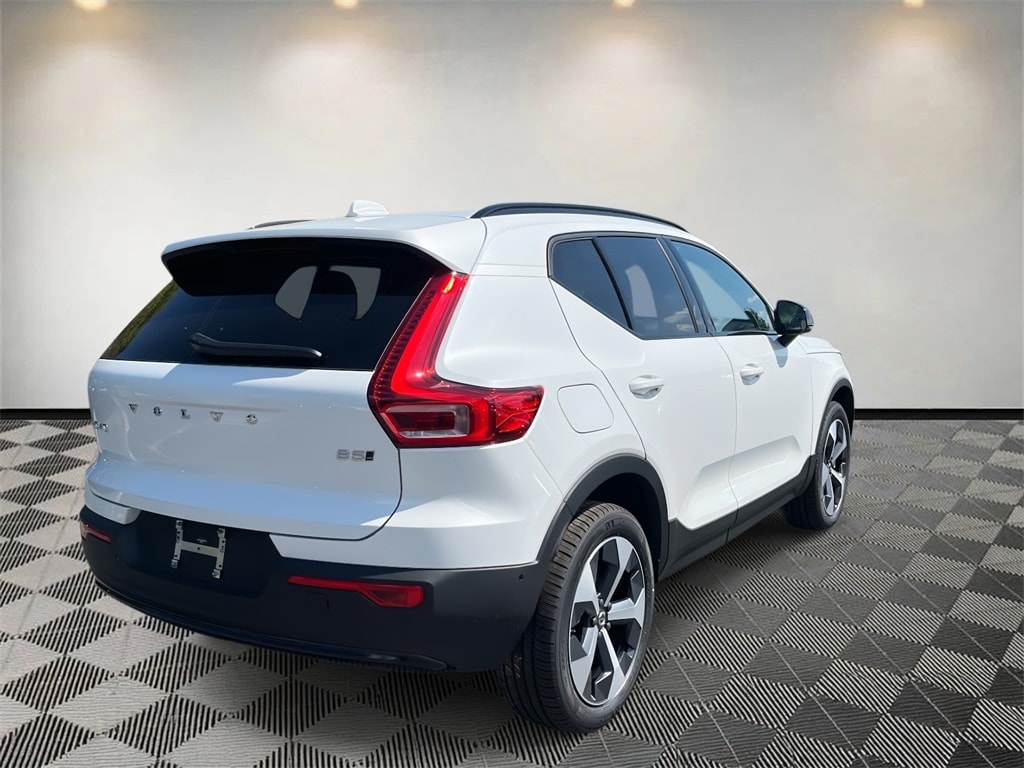 2026 Volvo XC40 Plus photo 2