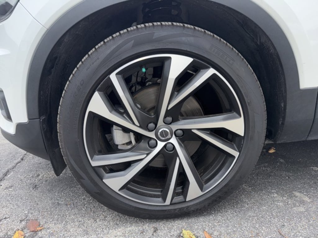 Certified 2022 Volvo XC40 T5 AWD R-Design SUV