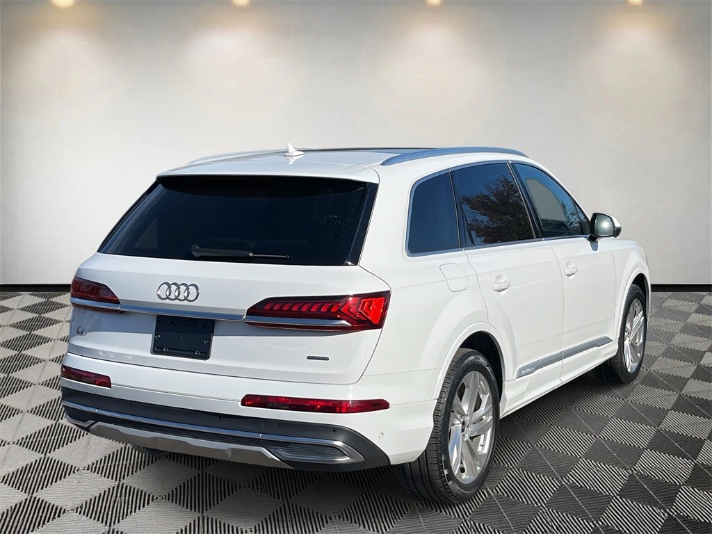 2022 Audi Q7 55 Premium Plus photo 2