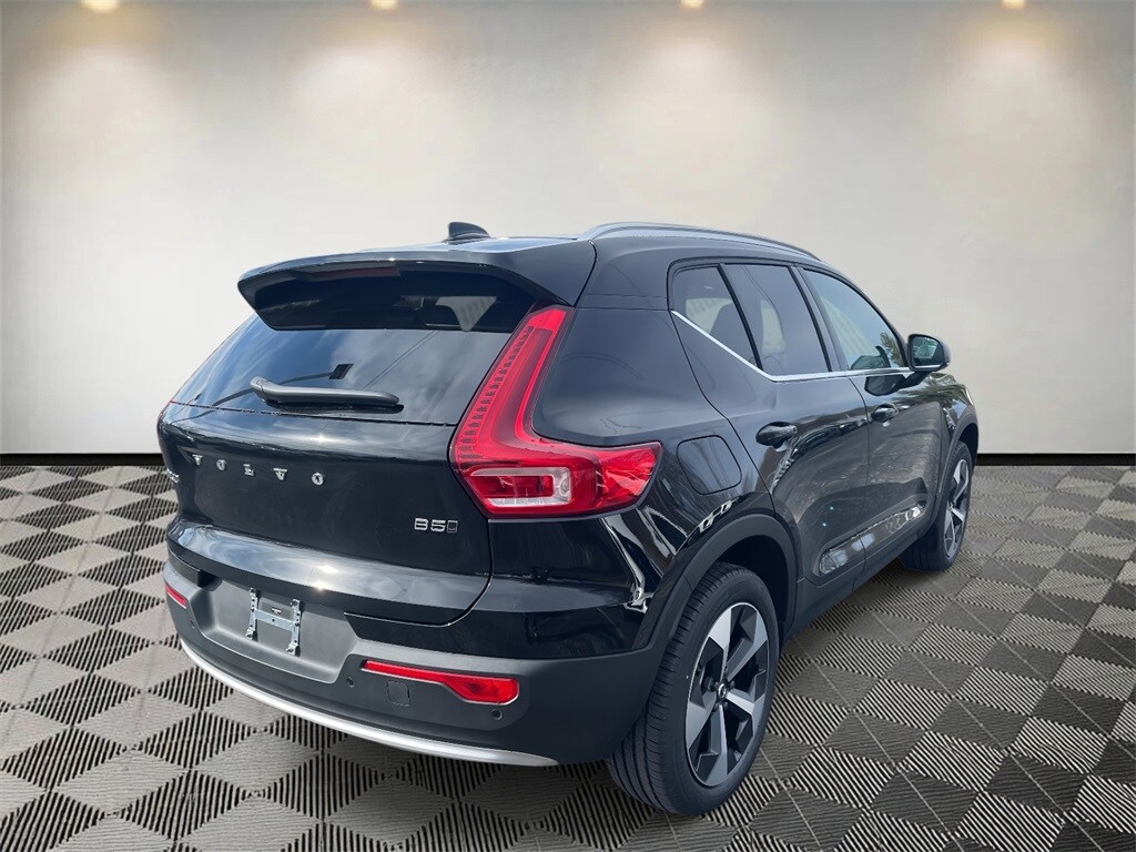 2025 Volvo XC40 Core photo 3