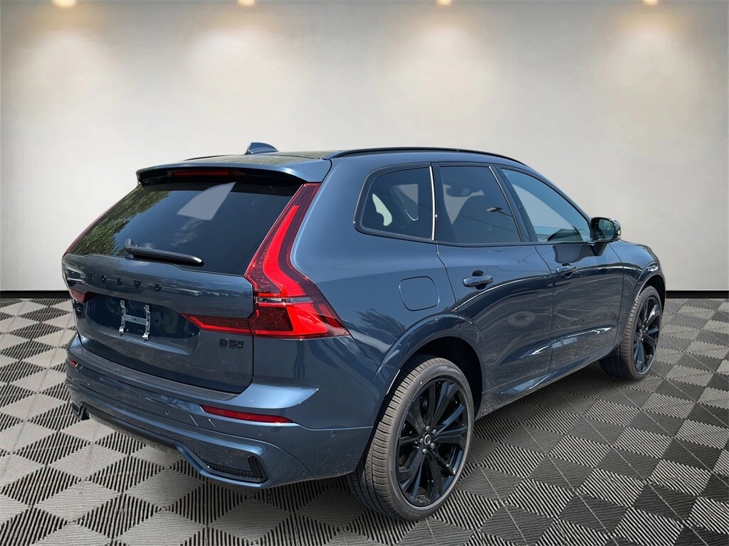 2026 Volvo XC60 B5 Black Edition photo 2