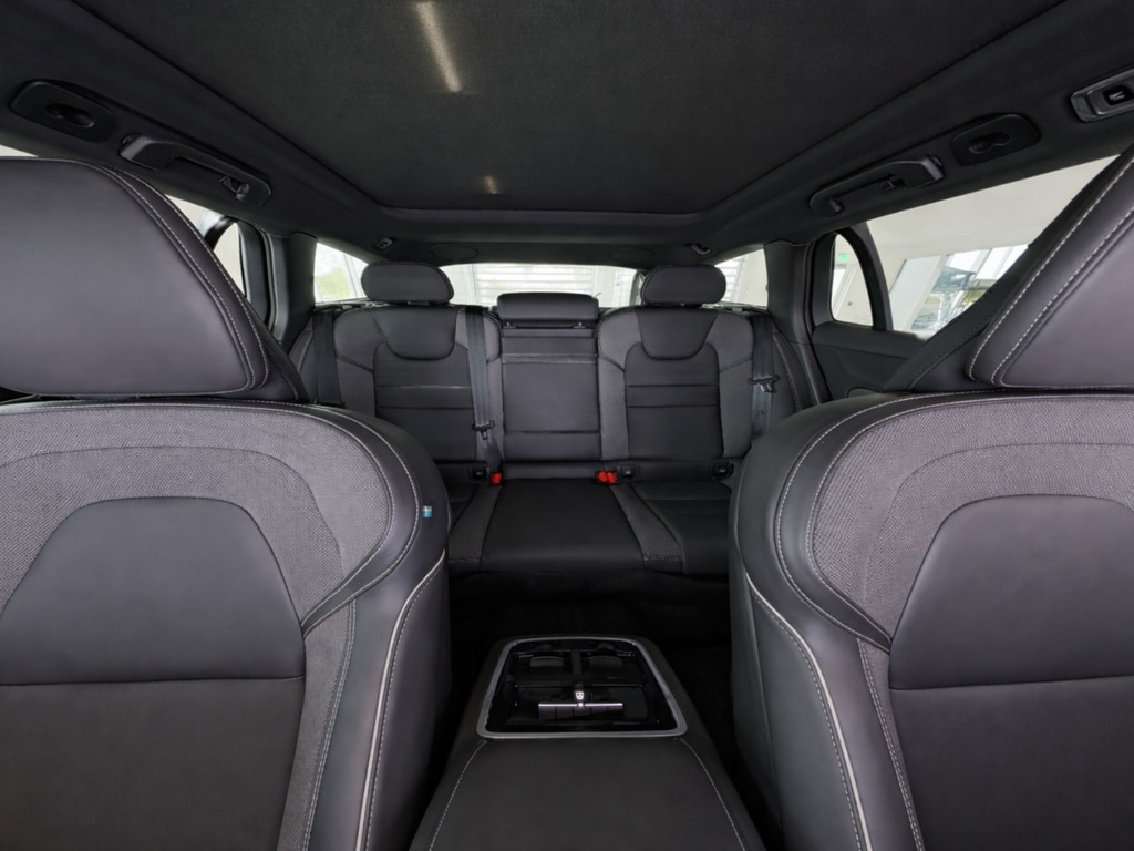 2021 Volvo V60 R-Design - Photo 14