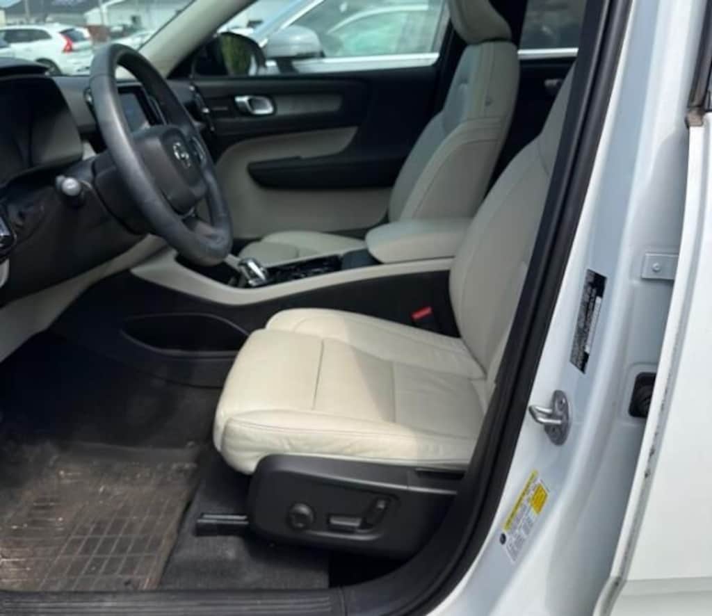 Certified 2024 Volvo XC40 B5 Plus Dark SUV