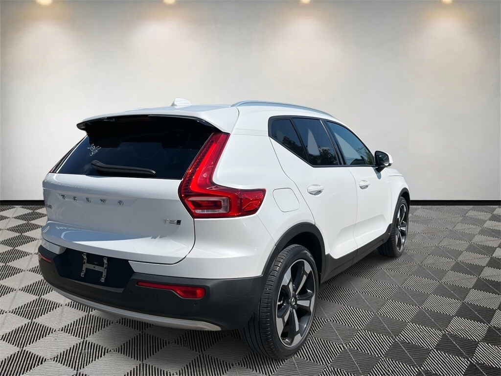 2021 Volvo XC40 T5 Momentum photo 3