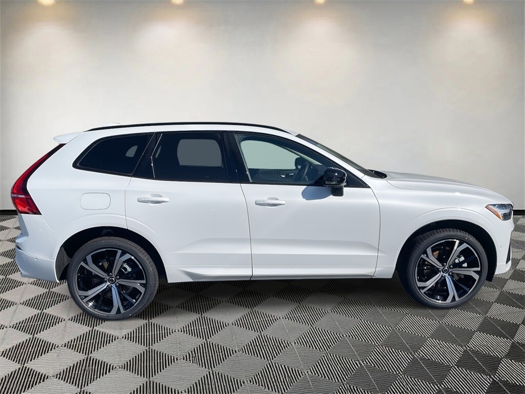 2025 Volvo XC60 T8 photo 2