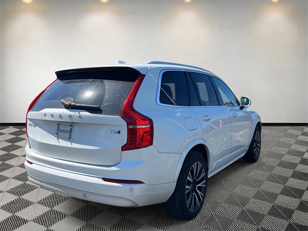 2022 Volvo XC90 T6 AWD Momentum photo 3