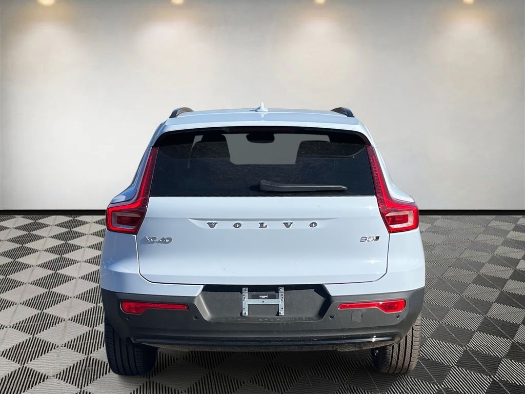 New 2026 Volvo XC40 B5 Core SUV