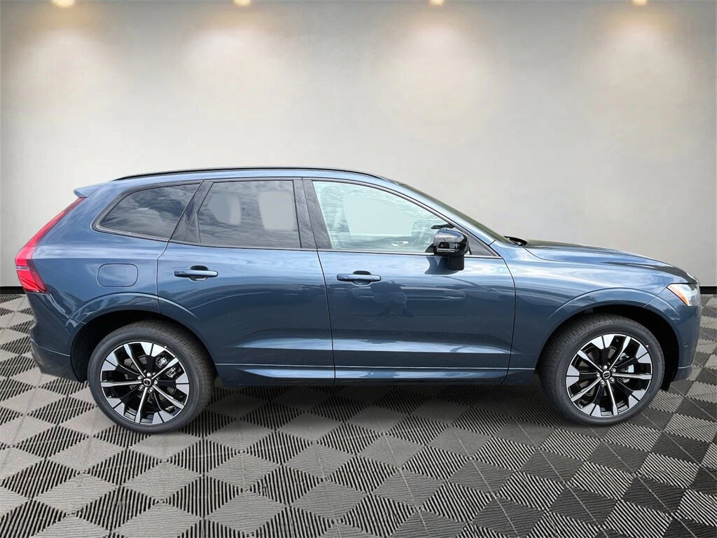 2026 Volvo XC60 B5 Plus photo 2