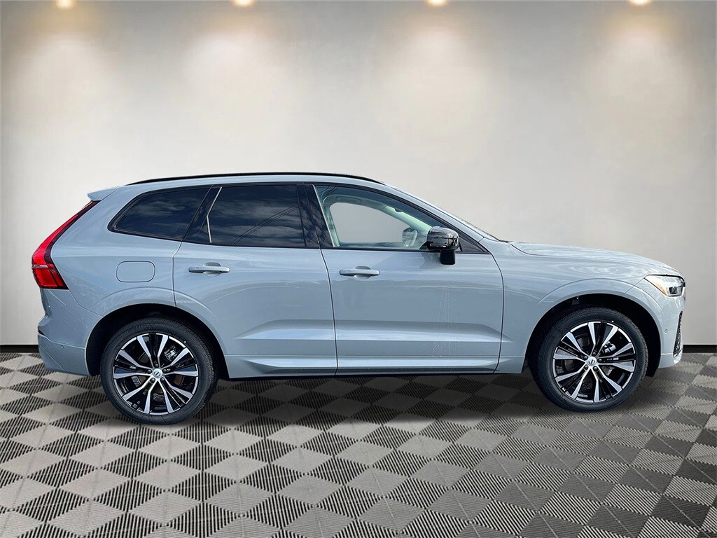 2025 Volvo XC60 B5 Plus photo 2