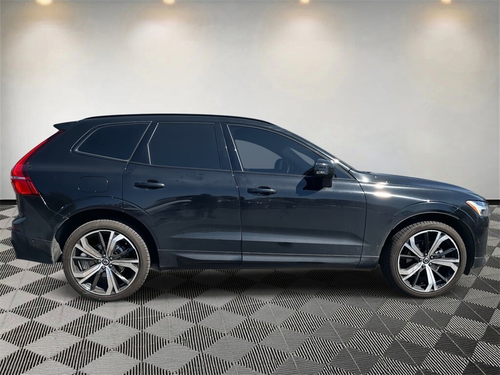 2025 Volvo XC60 B5 photo 2