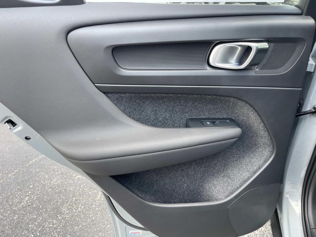 2026 Volvo XC40 Plus - Photo 18