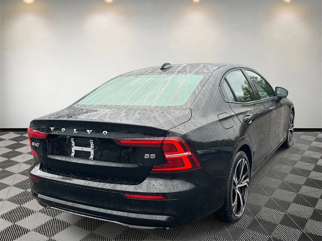 2023 Volvo S60 B5 Plus photo 2