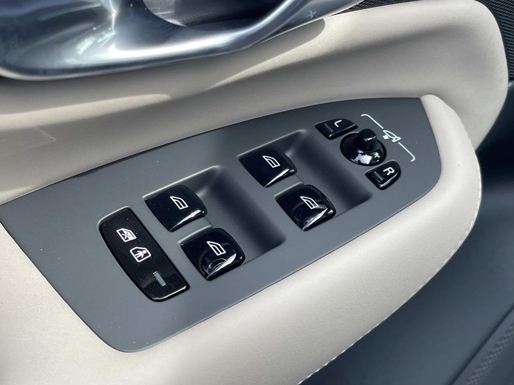 2026 Volvo XC90 Plus - Photo 23