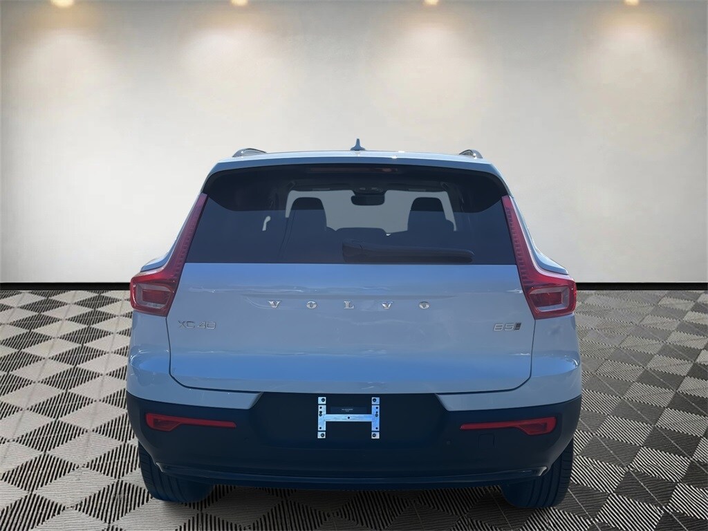 2026 Volvo XC40 Plus photo 4