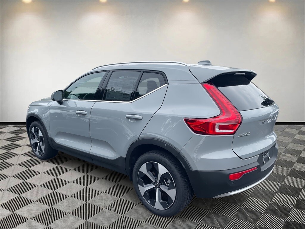 2025 Volvo XC40 Core photo 2