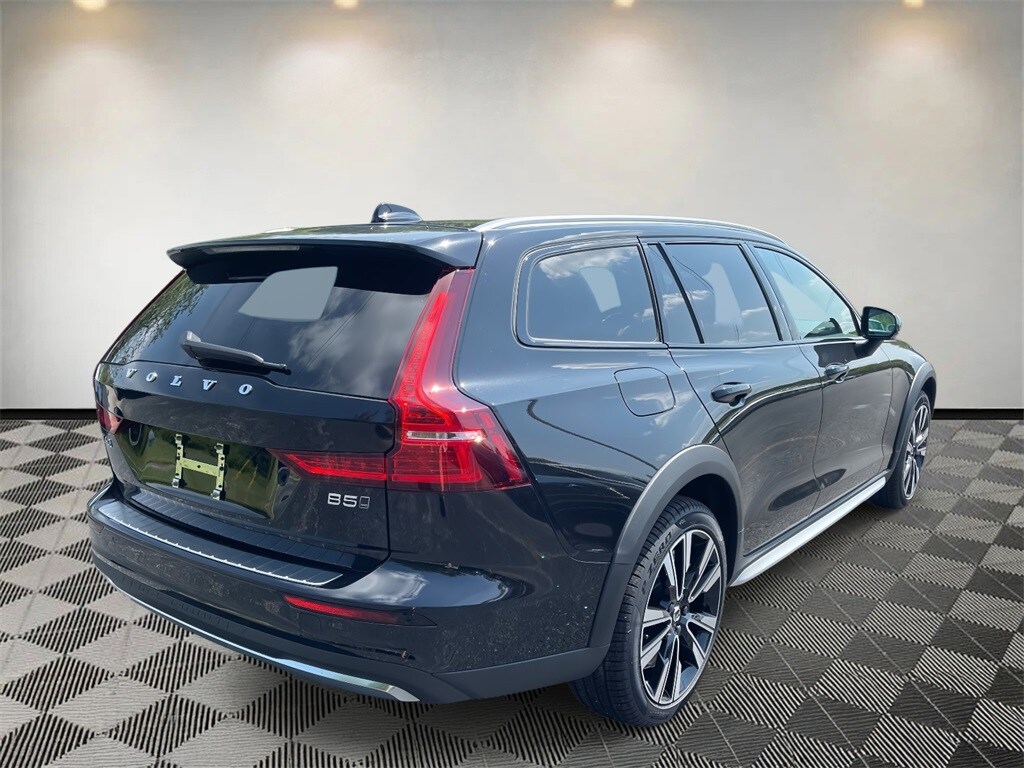2026 Volvo V60 Cross Country B5 photo 2