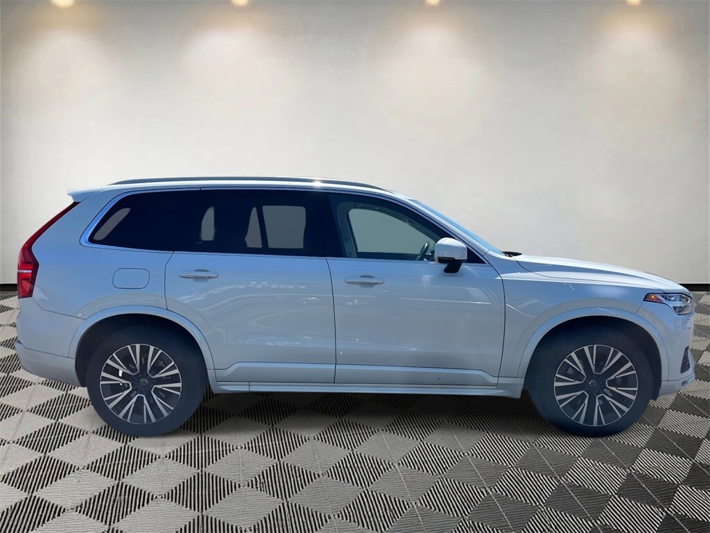 2022 Volvo XC90 T6 AWD Momentum photo 2