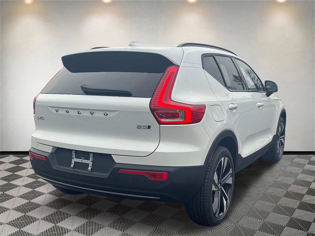 2025 Volvo XC40 photo 3