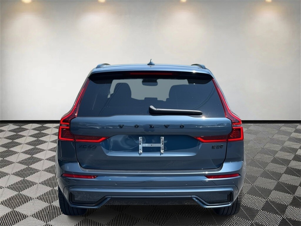 2026 Volvo XC60 B5 Black Edition photo 3