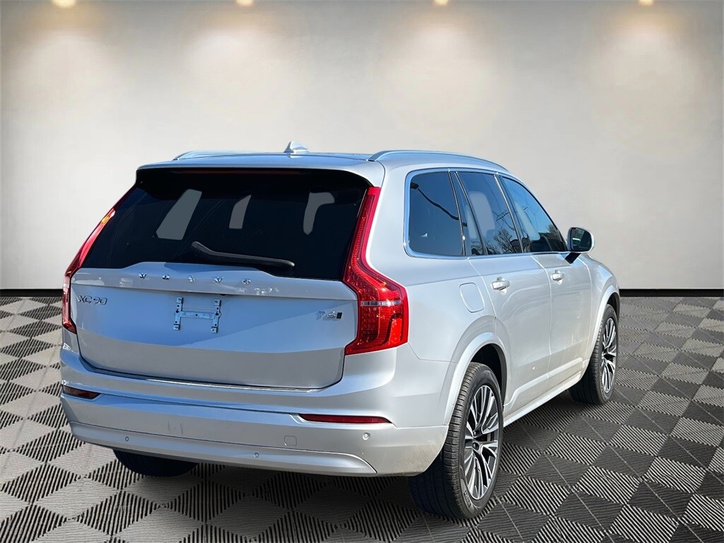 2022 Volvo XC90 T6 AWD Momentum photo 2