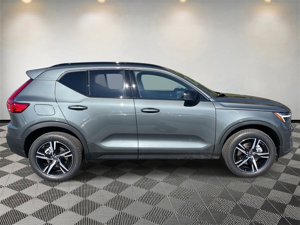 New 2026 Volvo XC40 B5 Core SUV