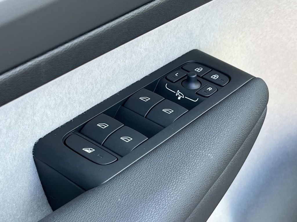 2026 Volvo XC40 Plus - Photo 24