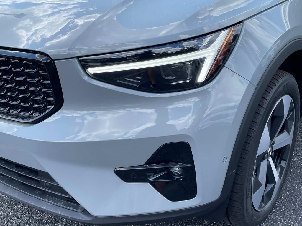 2026 Volvo XC40 Plus - Photo 8