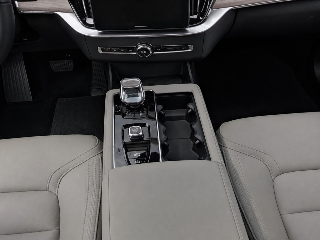 2026 Volvo XC90 Plus - Photo 13