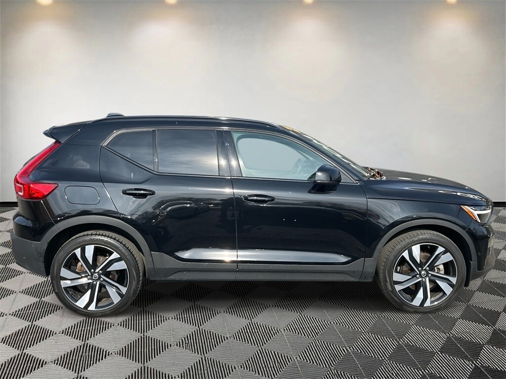 2023 Volvo XC40 AWD Plus photo 2