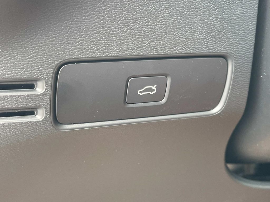 2026 Volvo XC40 Plus - Photo 30