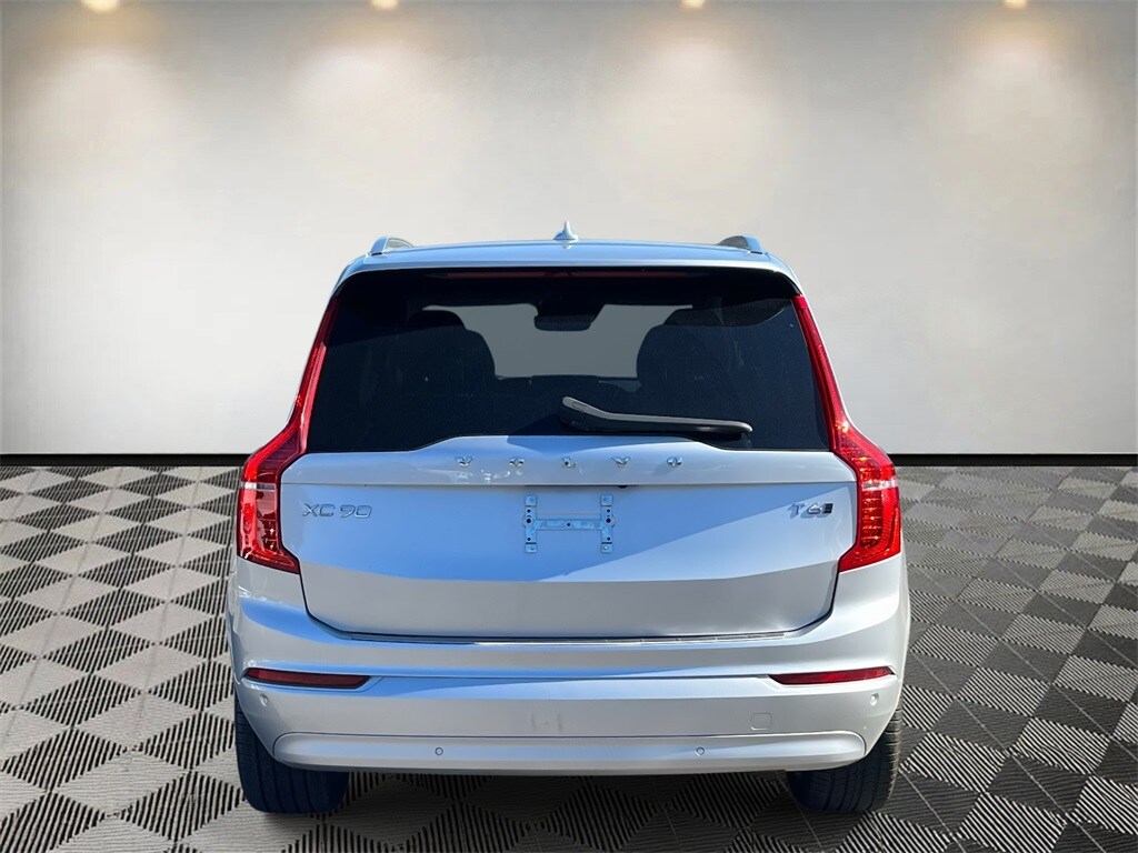 2022 Volvo XC90 T6 AWD Momentum photo 3