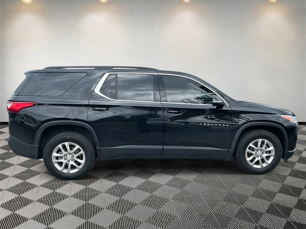 2021 Chevrolet Traverse Leather photo 2