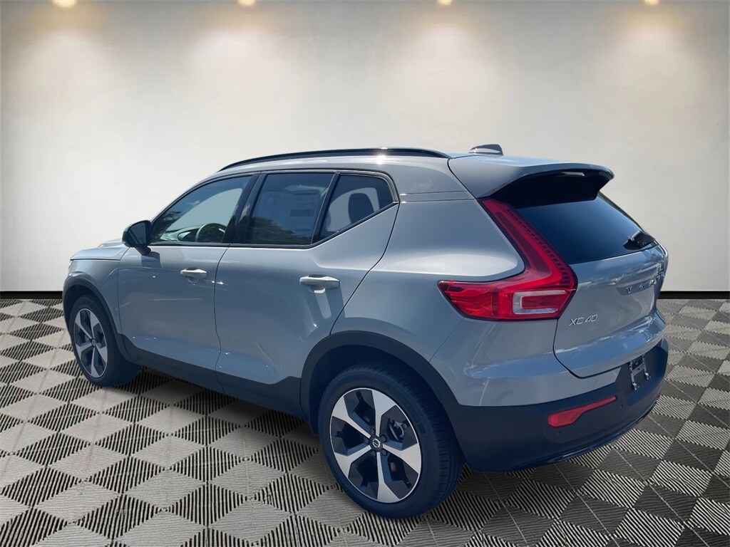2026 Volvo XC40 Plus photo 4