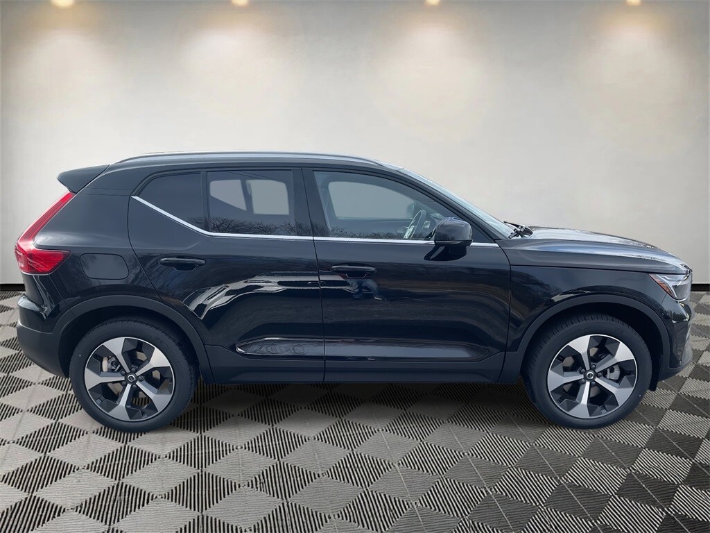 2025 Volvo XC40 Core photo 2