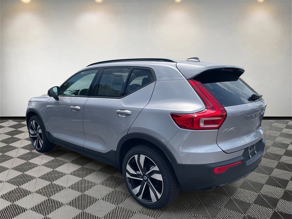 2026 Volvo XC40 photo 3