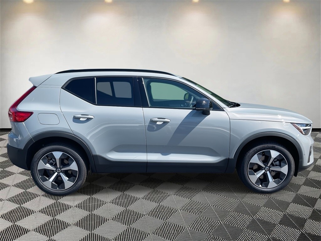 2026 Volvo XC40 Plus photo 2