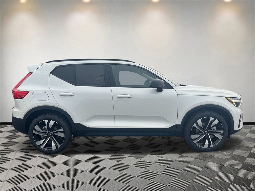 2025 Volvo XC40 photo 2