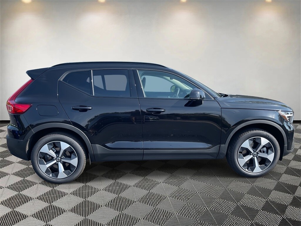 2026 Volvo XC40 Plus photo 2