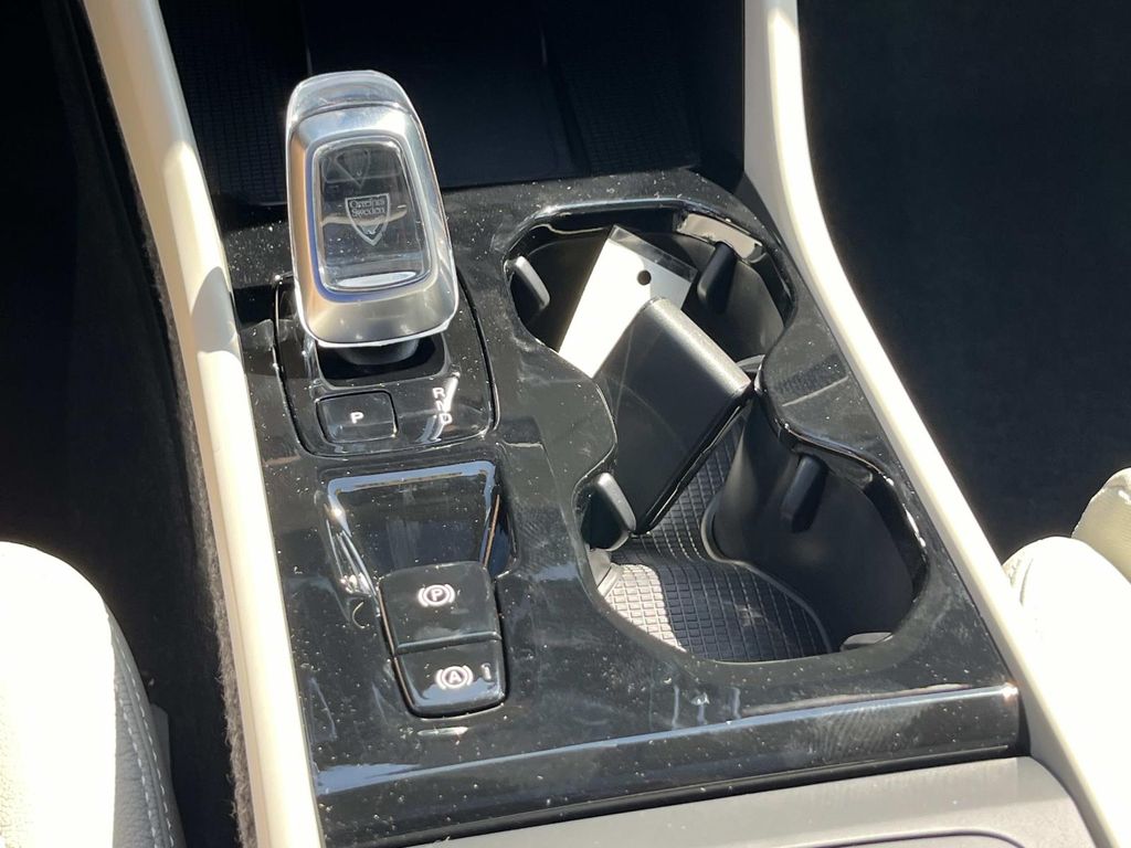 2026 Volvo XC40 Plus - Photo 28