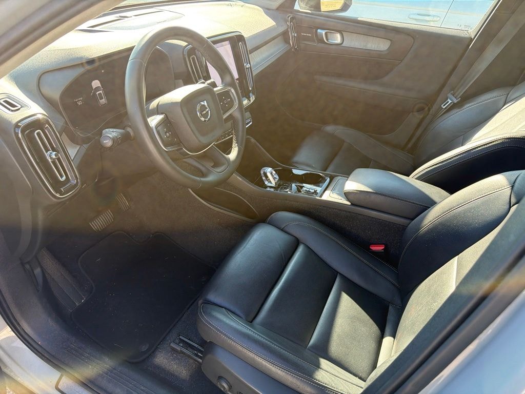 Certified 2025 Volvo XC40 B5 Plus Dark Theme SUV
