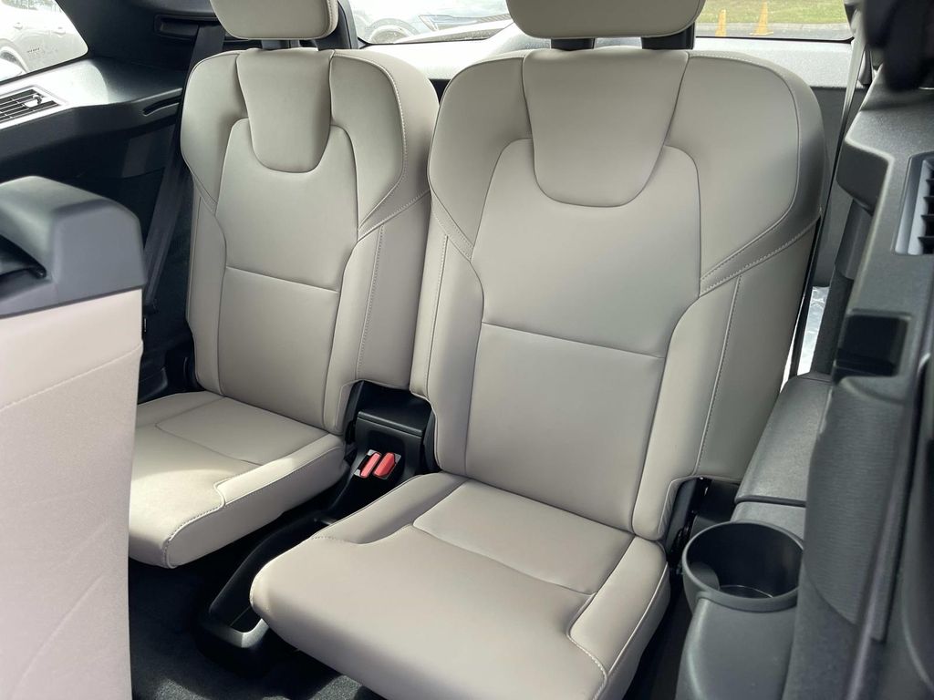 2026 Volvo XC90 Plus - Photo 18