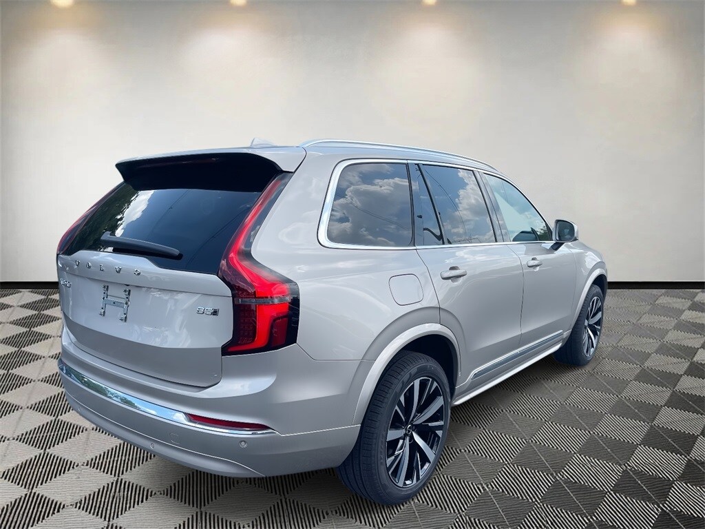 2026 Volvo XC90 B5 Core photo 2