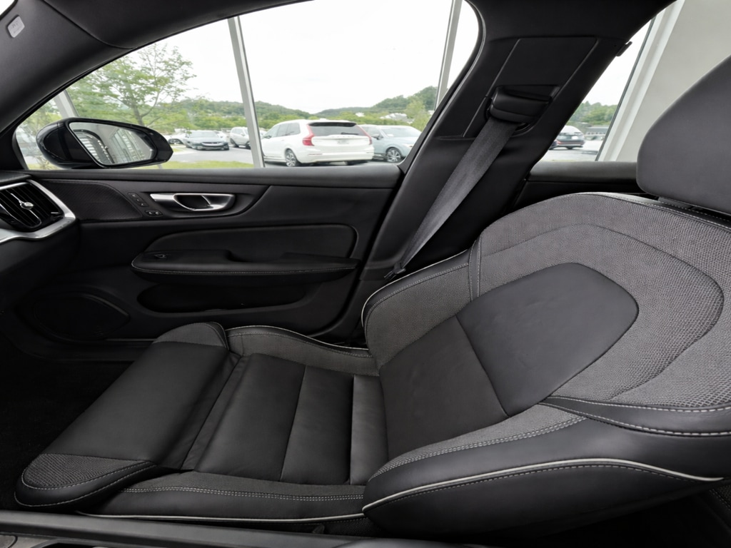 2021 Volvo V60 R-Design - Photo 12