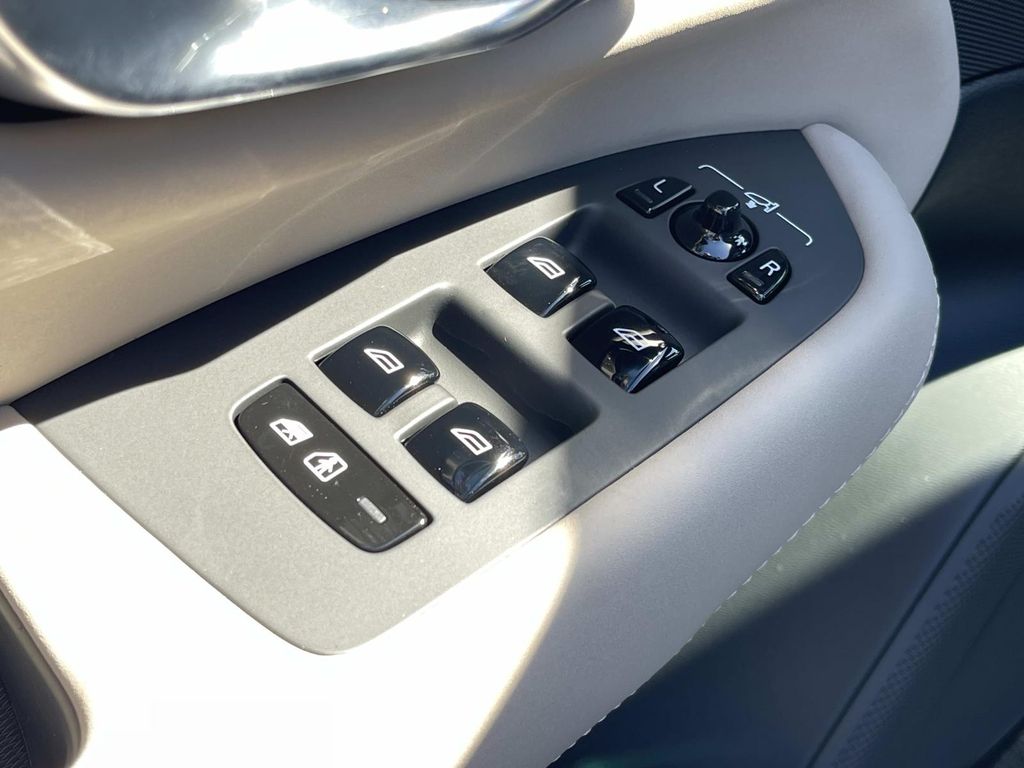 2026 Volvo XC90 Plus - Photo 24