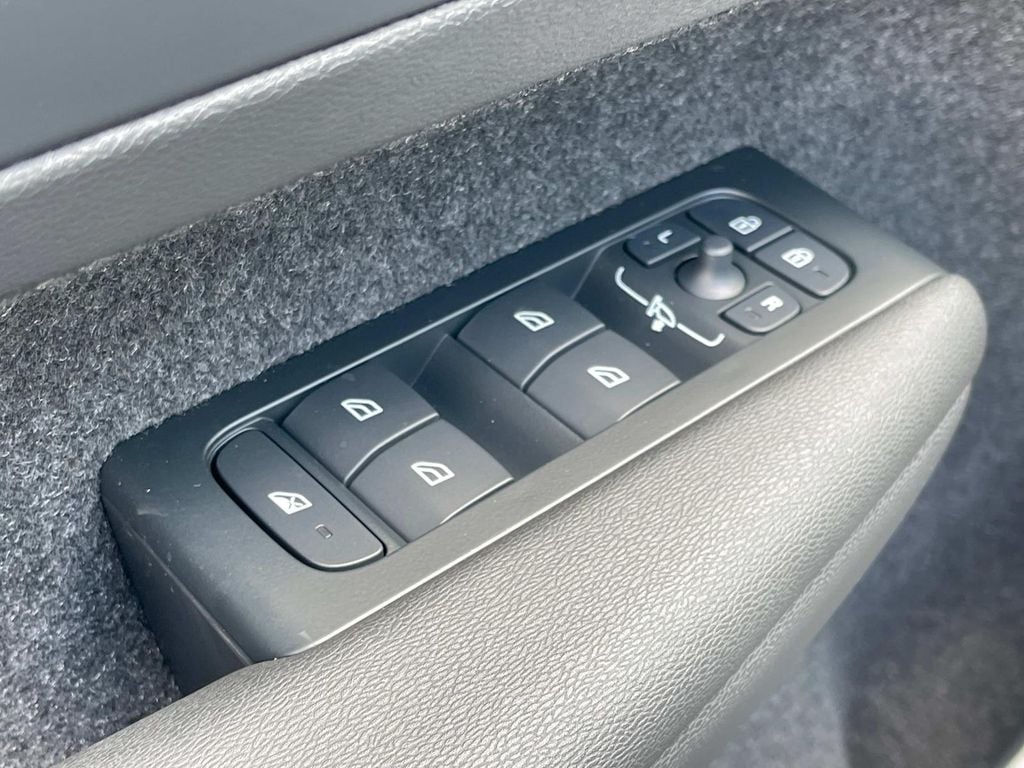 2026 Volvo XC40 Plus - Photo 22