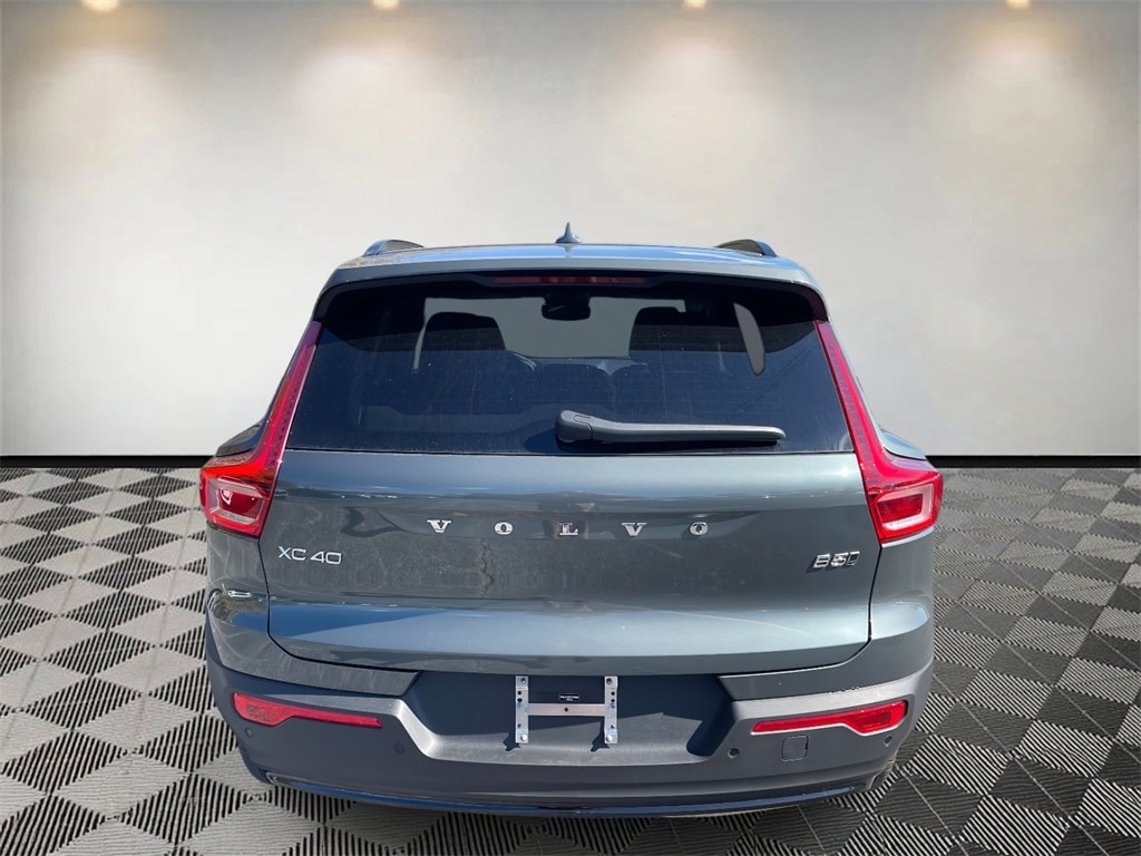 New 2026 Volvo XC40 B5 Core SUV