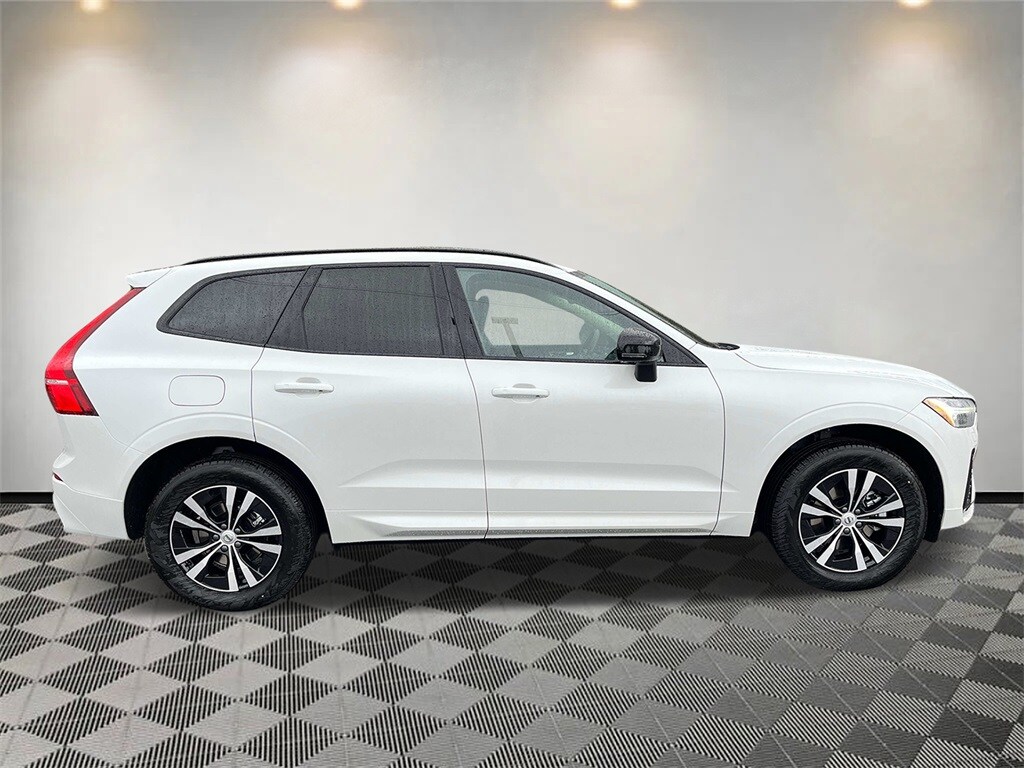 2025 Volvo XC60 B5 Core photo 2