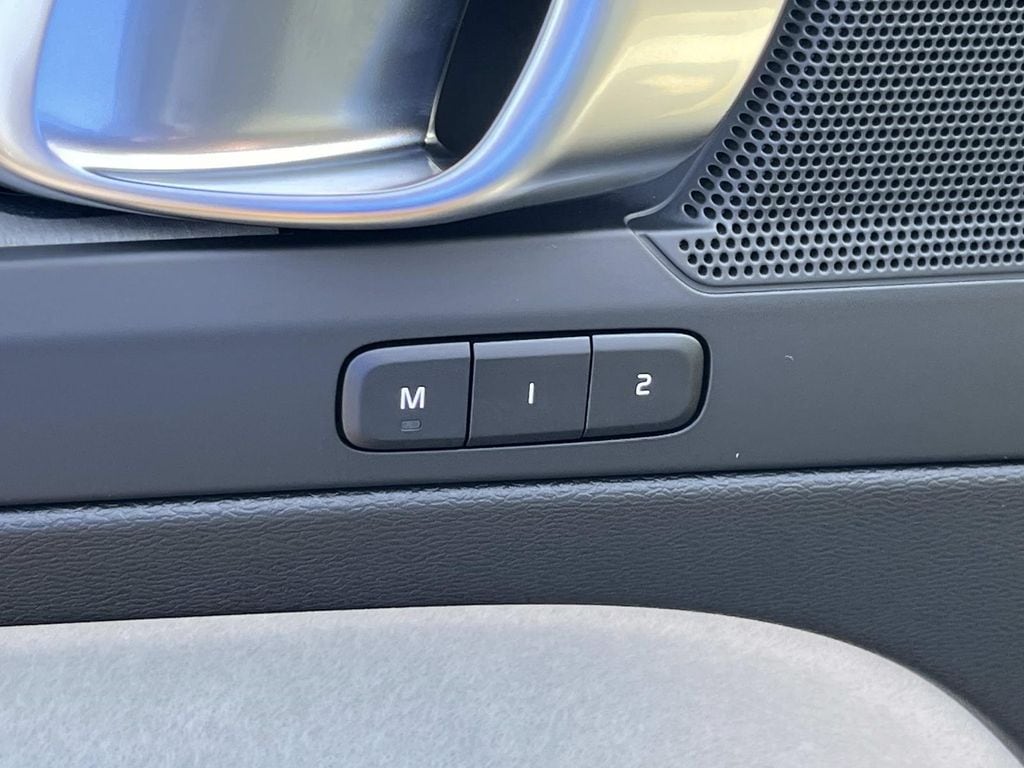 2026 Volvo XC40 Plus - Photo 25